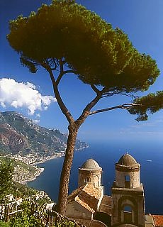 Villa Rufolo in Ravello hoch &uuml;ber der Amalfi K&uuml;ste