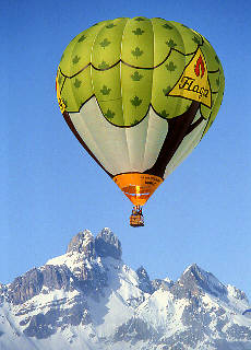 Hot Air Ballooning im Winter in Filzmoos vor der Bischofsmütze Hot Air Ballooning im Winter in Filzmoos vor der Bischofsmütze