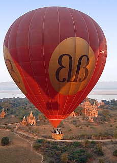 Hot Air Ballooning &uuml;ber tausende antiker buddhistischer Tempel in Bagan, Myanmar