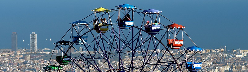 Blick vom Vergn�gungspark Tibidabo hinunter auf Barcelona's Downtown und das Meer